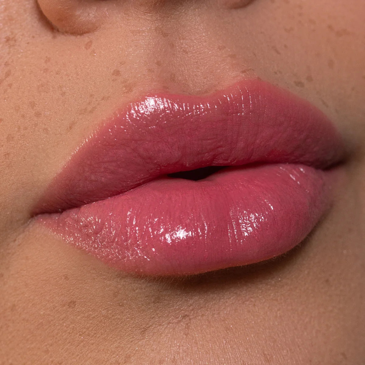 ULTRA RICH SHEER LIPSTICK - ROSSETTO LUMINOSO IDRATANTE